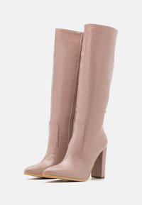 Stivali in finta pelle rosa, alti fino al ginocchio, con punta affusolata, tacco a blocco e cerniera laterale, caratterizzati da una texture liscia e dettagli minimal.