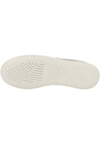 Soletta in gomma bianca con grip testurizzato, caratterizzata da motivi circolari e zigzag, e fori di ventilazione. Logo "GEOX" impresso vicino al tallone.