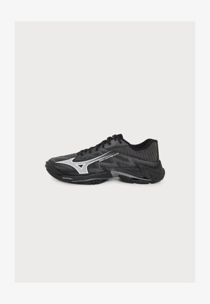 Mustast ja hallist Mizuno Wave Lightning Elite spordijalats valge logoga ja musta tallaga, näidatud küljelt heledal taustal.