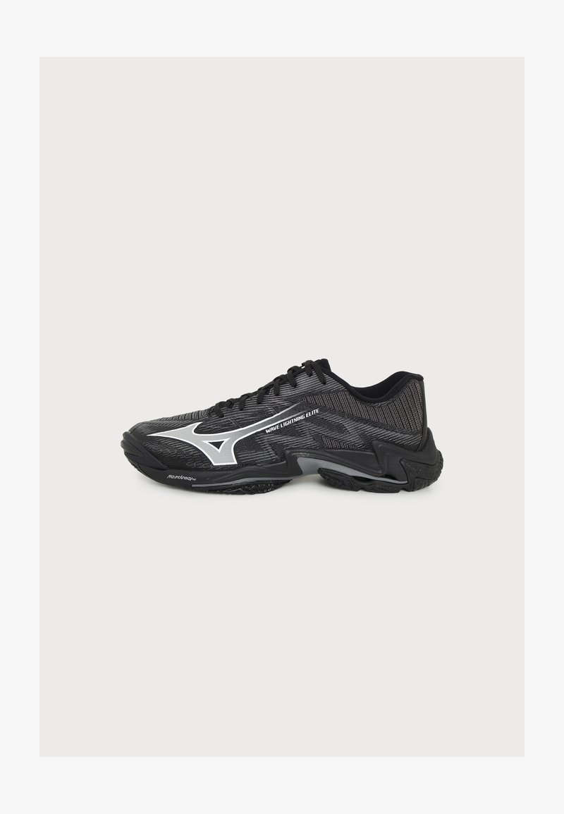Μαύρο και γκρι αθλητικό παπούτσι Mizuno Wave Lightning Elite με λευκό λογότυπο και μαύρη σόλα, εμφανίζεται από το πλάι σε φωτεινό φόντο.