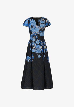 Sukienka w kwiaty z niebieskimi różami na czarnym tle, z krótkimi rękawkami, dekoltem w serek i rozkloszowanym dołem z teksturowanej tkaniny.
