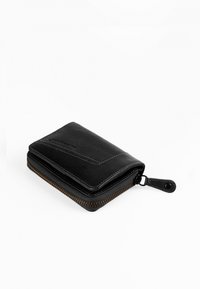 Portafoglio in pelle nera con una finitura testurizzata, chiusura a zip e cuciture a contrasto. Forma compatta con un gancio per un facile trasporto.