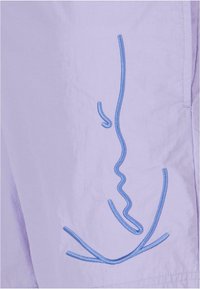 Țesătură liliac cu un model brodat în linie albastră care reprezintă o față, cu texturi fine și forme curbe ce creează un design minimalist.