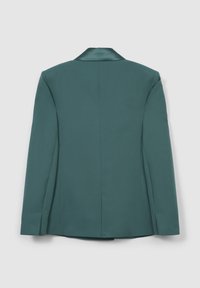 Blazer lungo teal a maniche lunghe con collo in satin, mostrato da dietro su uno sfondo grigio chiaro.
