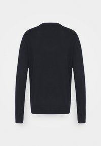 Námořnicky modrý svetr, dlouhé rukávy, kulatý výstřih. Hladká textura, jednoduchý design, žebrované manžety a lem. Pohled zezadu, bez viditelných zapínání.