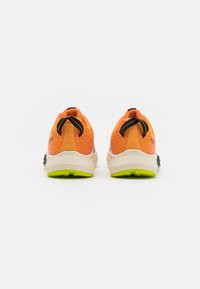ASICS FUJI LITE 4 - Zapatillas de trail running - bright orange/neon lime