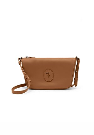 Brązowa skórzana torba na ramię z regulowanym paskiem i wytłoczonym owalnym logo, zamknięciem na zamek błyskawiczny oraz minimalistycznym wzorem na białym tle.