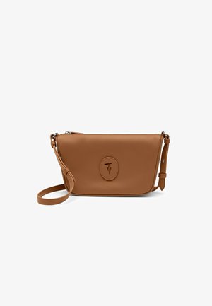 Brązowa skórzana torba na ramię z regulowanym paskiem i wytłoczonym owalnym logo, zamknięciem na zamek błyskawiczny oraz minimalistycznym wzorem na białym tle.