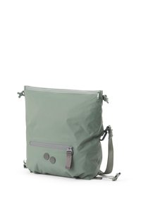 Grüne Nylon-Tasche mit einem oberen Reißverschluss und einer Vordertasche mit Reißverschluss. Mit grauen Akzenten und Druckknöpfen, verstellbarem Tragegurt und kompakter quadratischer Form.