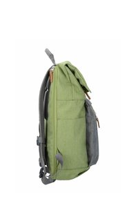 Groene stoffen rugzak met een grijze accenten, voorzien van een bovenrits, zijzakken, verstelbare schouderbanden en bruin leren trekstangen.