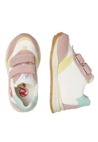 Sneakers per bambini in bianco, rosa e menta. Caratterizzati da dettagli in suede, due cinturini in Velcro regolabili e una suola in gomma texturizzata.