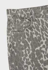 Denimová látka s šedobílým abstraktním leopardím potiskem, se zadní kapsou a detailem poutka na opasek na pásu.