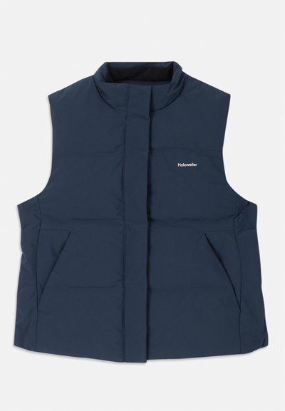 Gilet matelassé sans manches bleu marine avec un col haut, fermeture éclair sur le devant et deux poches latérales ; arbore un logo blanc "Holzweiler".