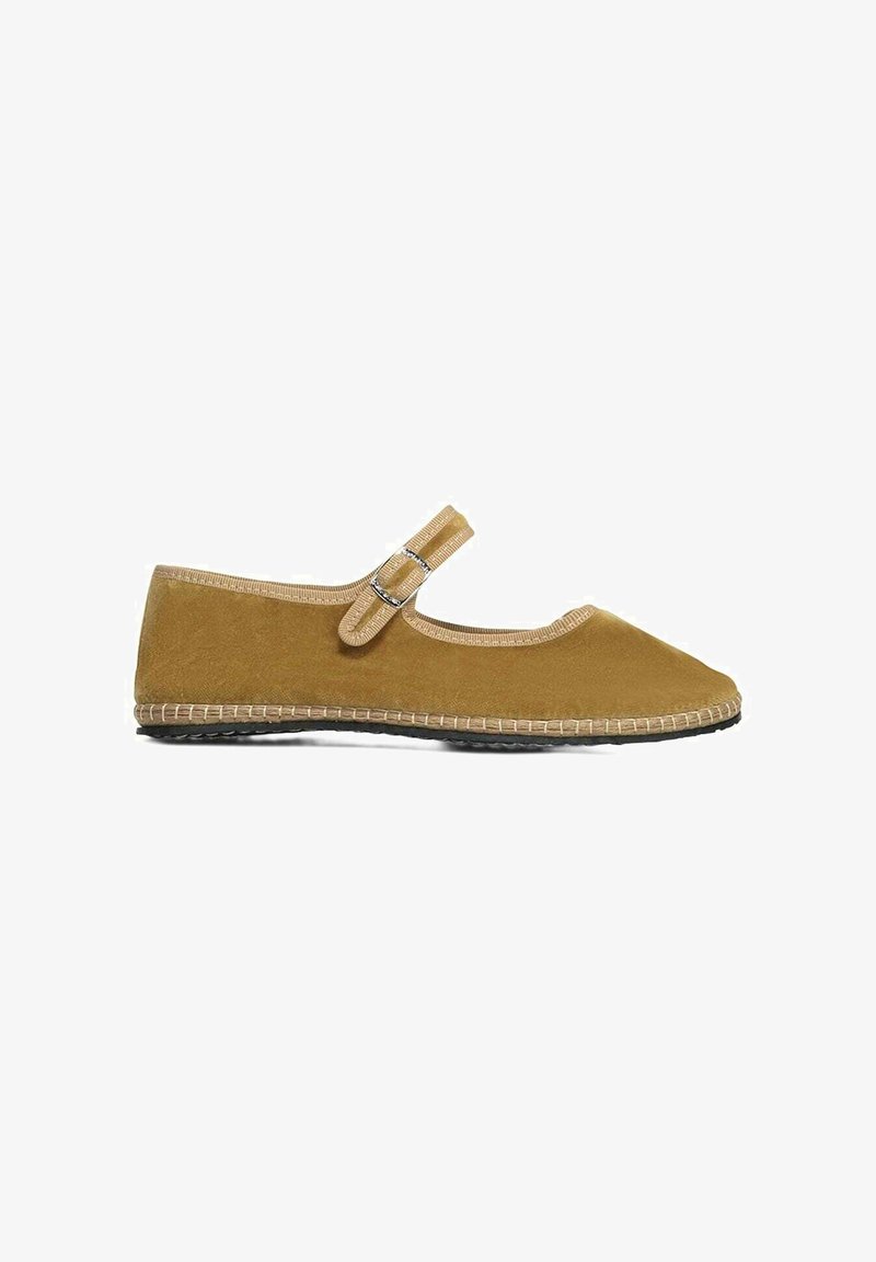 Bruine suède balletflat met een ronde neus, een bandje met een zilveren gesp en contrasterende lichte stiksels langs de zool.