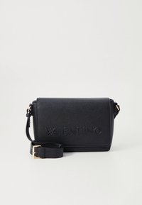Svart texturerad läderväska med justerbar axelrem och präglad Valentino-logotyp på främre lock.