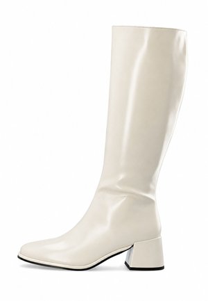 Botte haute en cuir blanc avec un bout carré et un talon bloc, arrivant juste sous le genou, vue de profil sur fond blanc.