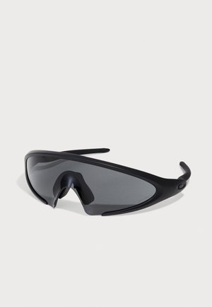 Occhiali da sole sportivi neri con lenti a scudo curvo e dettagli in gomma, caratterizzati da un design elegante e aerodinamico e un ponte nasale regolabile.