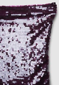 Kissenbezug mit Pailletten, der einen Farbverlauf von lila zu silbernen runden Pailletten auf einem strukturierten Stoff zeigt, mit nahtlosem Randdesign.