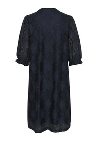 Tengerészruha virágmintás csipkével, puffos ujjal és kerek nyakkivágással. Puha, texturált anyag, fodros szegéllyel.