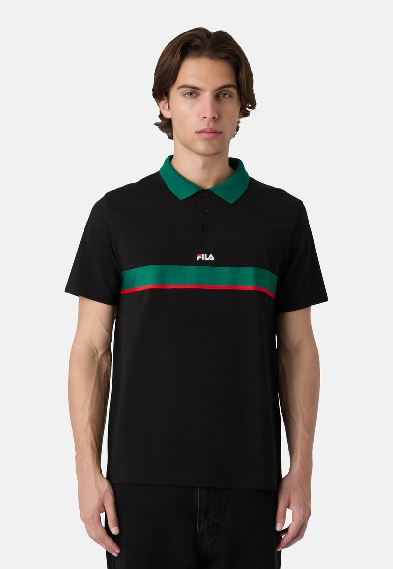 Zwart poloshirt met een groene kraag, voorzien van een horizontale groene en rode streep over de borst, en een geborduurd wit logo.
