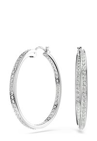 Pendientes de aro plateados con un diseño liso y cristales transparentes a lo largo del borde exterior. El acabado pulido realza el brillo y los detalles.