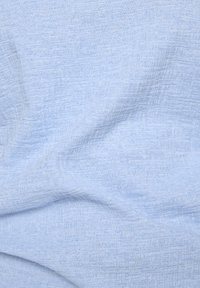 Helles bläuliches Textil mit einem gewebten Muster. Die Oberfläche wirkt leicht zerknittert und zeigt ein weiches, atmungsaktives Material.