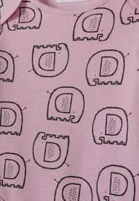 Tissu rose clair arborant un motif répétitif d'éléphants de dessin animé noirs avec des formes démarquées et des détails en points.