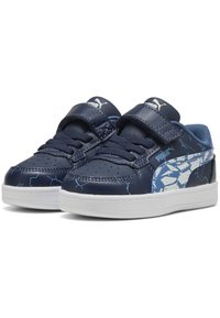 Plave kožne tenisice s bijelim detaljima, s teksturiranom površinom, perforacijama na prednjem dijelu i čičak trakom za zatvaranje.