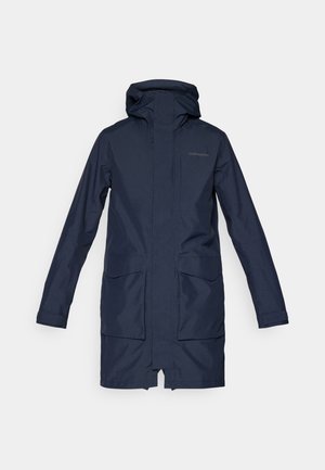 Parka impermeable de color azul marino con capucha, que presenta un cierre frontal con cremallera, dos grandes bolsillos y una silueta recta. Textura suave, diseño casual.