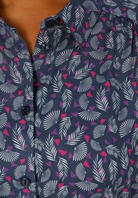 MIAMODA MIDILÄNGE ALLOVERDRUCK KNOPFLEISTE 3/4-ÄRMEL - Košilové šaty - blue