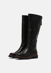 Botas de cuero negras hasta la rodilla con un acabado suave, puntera redondeada y detalles de costura. Suela de goma con relieve para un mejor agarre.