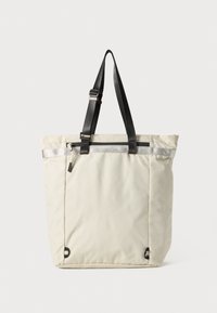 Sac fourre-tout gris clair en tissu durable. Possède des poignées noires et une bande réfléchissante sur le dessus. Comprend des points d'attache sur les côtés.