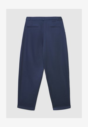 Pantaloni blu navy in tessuto liscio, vestibilità comoda, fronte piatto, due tasche posteriori e gambe leggermente affusolate.