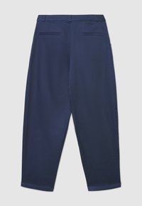 Pantaloni blu navy in tessuto liscio, vestibilità comoda, fronte piatto, due tasche posteriori e gambe leggermente affusolate.