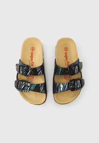 Μαύρα σανδάλια με σαγιονάρα με ολογραφικά σχέδια στα λουριά, δύο ρυθμιζόμενες αγκράφες και μπεζ μαξιλαρωμένο εσωτερικό με κόκκινο λογότυπο.