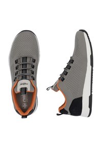 Graue Sportschuhe mit einem strukturierten Mesh-Obermaterial, schwarzen Akzenten, orangefarbenem Innenfutter und einer weißen gepolsterten Sohle. Besitzt elastische Schnürsenkel und Schlaufen.