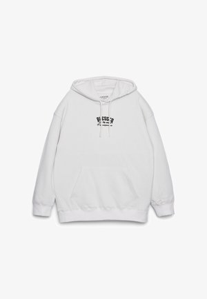 Biała, oversize'owa bluza z kapturem wykonana z miękkiego materiału. Posiada przednią kieszeń, kaptur z troczkami oraz czarny nadruk na piersi.