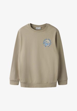 Beige crewneck trui met lange mouwen met een blauwe "Osaka Japan" afbeelding en wereldbol ontwerp op de linkerborst.