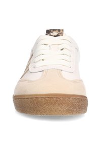 Weißer Sneaker mit einer beigen Wildleder-Zehenkappe, strukturierter beiger Gummisohle und einem Leopardenmuster-Detail an der Zunge. Baumwollschnürsenkel.