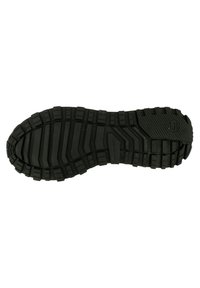 Czarna gumowa podeszwa buta z głębokimi rowkami i bruzdami dla lepszej przyczepności, wzorzysta powierzchnia oraz lekko uniesiona czubek.