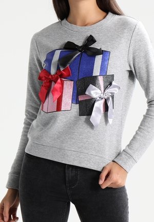 Grå sweatshirt med tre gaveæske designs i blå, rød og sort med forskellige farvede bånd. Stoffet ser blødt ud med en afslappet pasform.