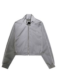 Šedá zkrácená bunda vyrobená z hladkého materiálu, s bílými lemy, předním zipem a elastickými manžetami s malým logem na hrudi.