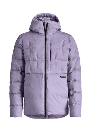 Helllila Pufferjacke mit Kapuze, die über gesteppten Abschnitten, einen Reißverschluss auf der Vorderseite und einem Logo-Patch auf der unteren linken Seite verfügt.