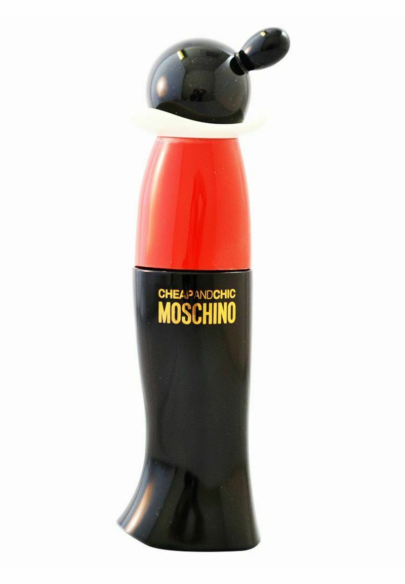 Svart och röd läppstiftsformad flaska med en blank yta, med en vit krage och rund svart kapsyl, märkt "Cheap and Chic Moschino."