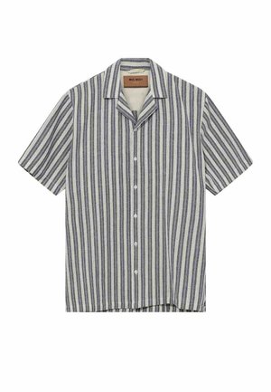 Košeľa s krátkym rukávom na zapínanie na gombíky s vertikálnymi námorníckymi modrými a bielymi pruhmi a košeľovým golierom, položená na bielom pozadí.