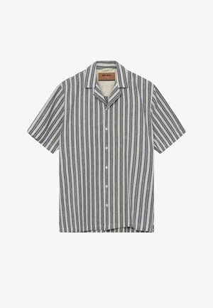 Košeľa s krátkym rukávom na zapínanie na gombíky s vertikálnymi námorníckymi modrými a bielymi pruhmi a košeľovým golierom, položená na bielom pozadí.