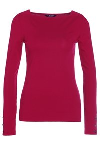 Långärmad topp i fuchsia med en bred båtutskärning, tillverkad av mjukt tyg med knappdetaljer på ärmsluten.