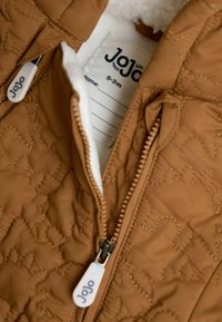 Hnedá prešívaná detská bunda s mäkkou fleecovou podšívkou, dvojitým zipsom a štítkom s veľkosťou 0-3 mesiace.