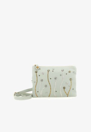 Piccola borsa a tracolla verde chiaro con motivi floreali di perline dorate e argentate e una tracolla lunga.