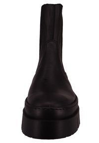 Botín negro de cuero con un acabado suave, paneles laterales elásticos y suela de plataforma gruesa. Las costuras en la parte superior añaden una textura sutil.
